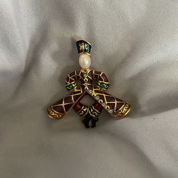 Joan Rivers Brooch - Picture 5 of 9